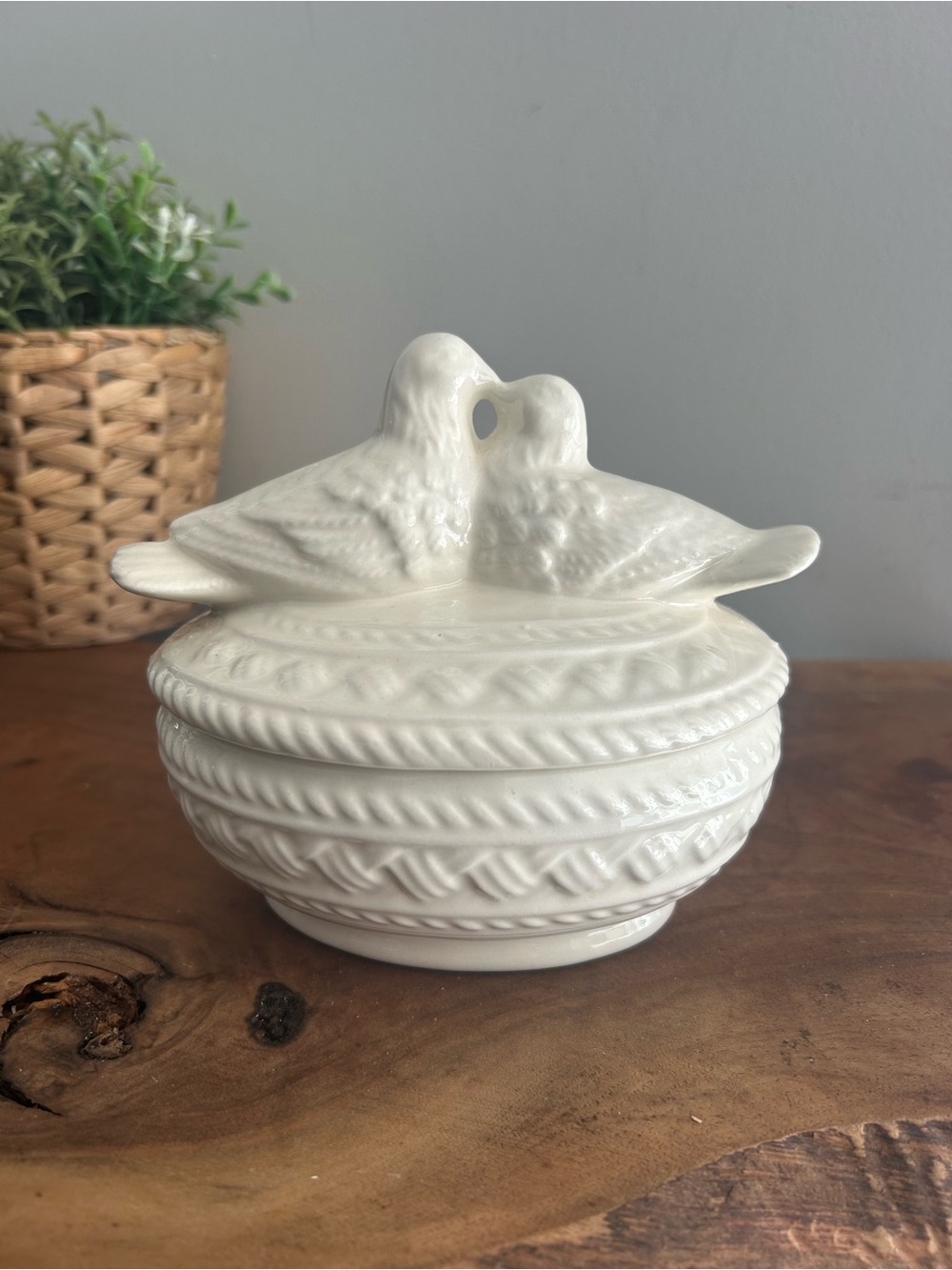 Westmoreland LOVEBIRDS Milk Glass Doves On Nest Covered Candy Dish Birds White